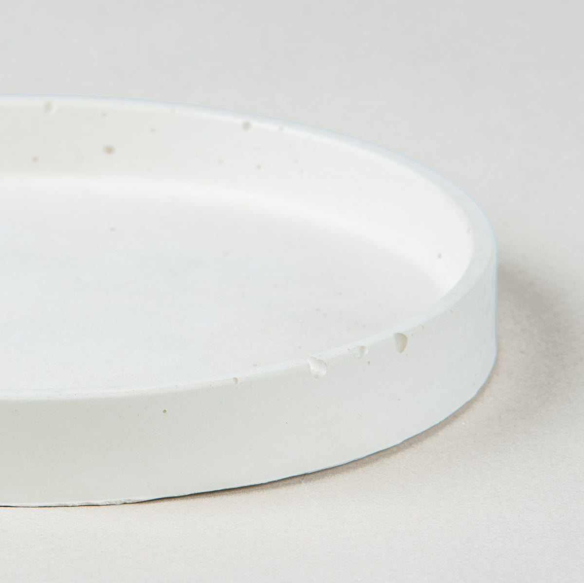 Minimalist Modern: Round Concrete Tray